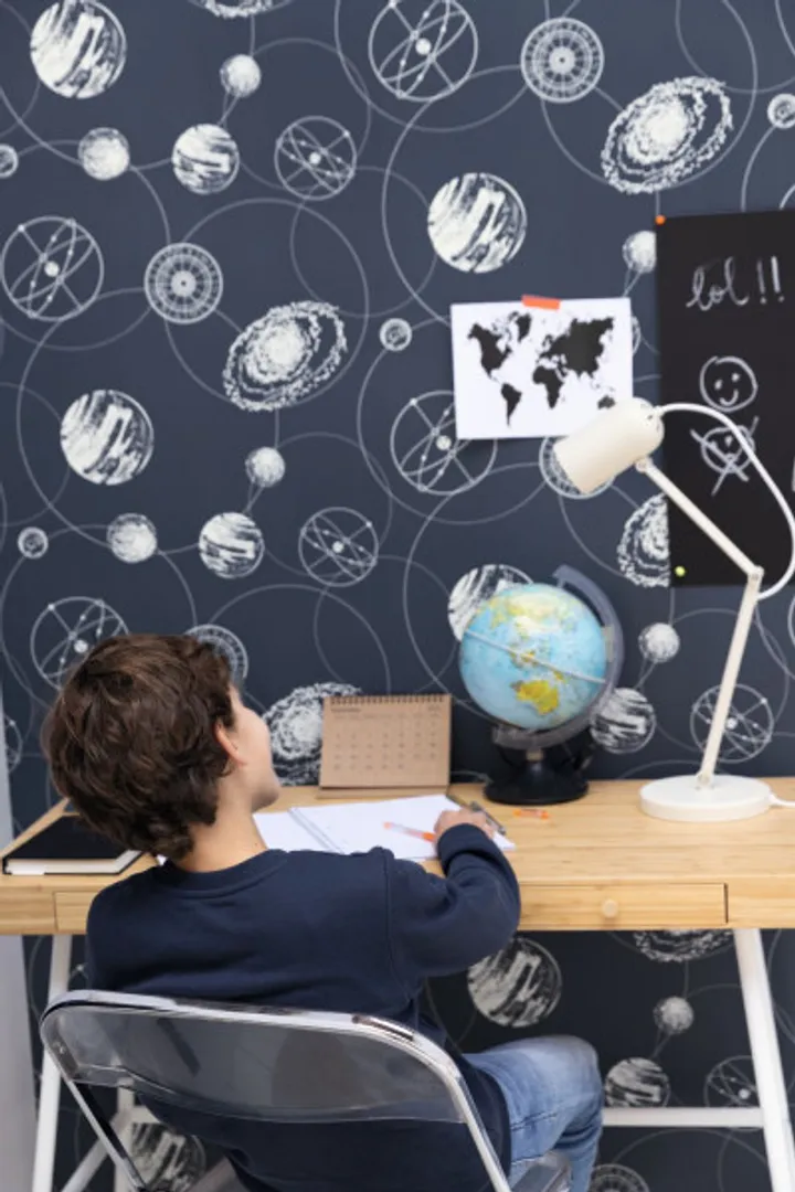 Young and Free - Carta da parati con pianeti e satelliti stile astronomia