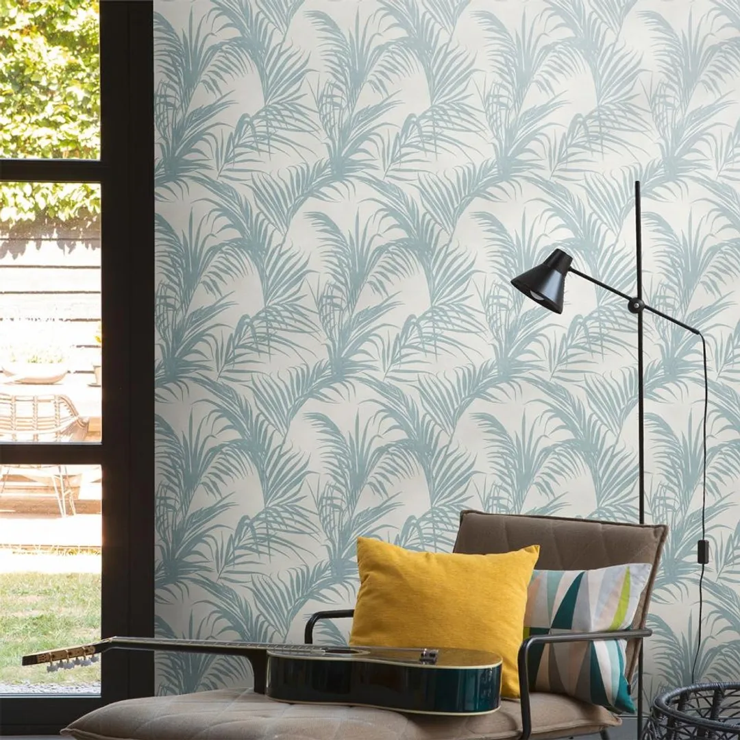 Loft - Parato con palme fondo panna e foglie azzurro polvere in rilievo