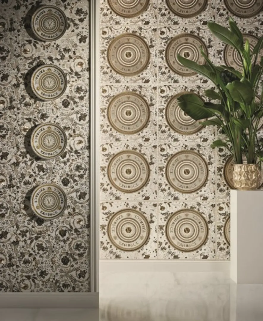 Versace 5 - Parato griffato in varie colorazioni con stemma e decorazioni floreali