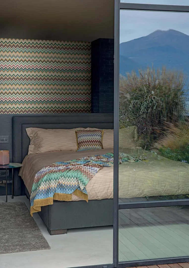 Missoni 04 - Parato zig zag stampa Missoni in vari colori a rilievo.