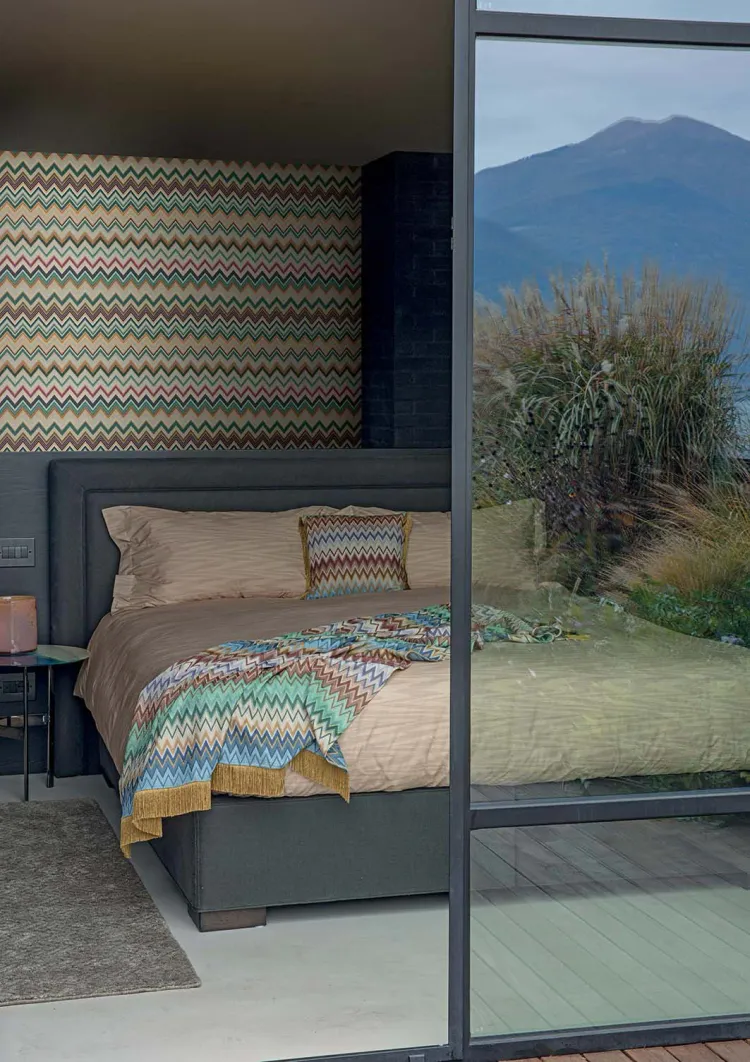 Missoni 04 - Parato zig zag stampa Missoni in vari colori a rilievo.
