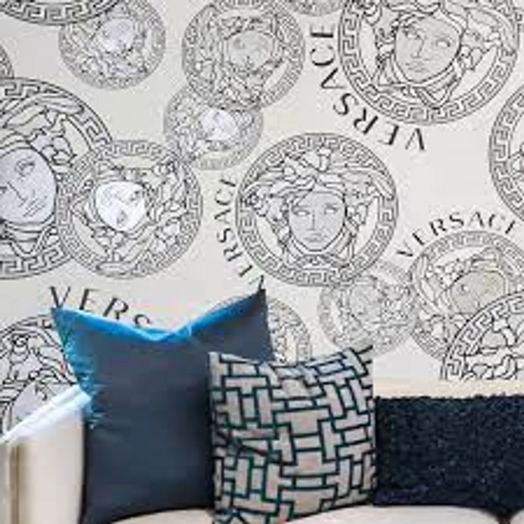 Versace 5 - Parato con stemma Versace in varie colorazioni a rilievo