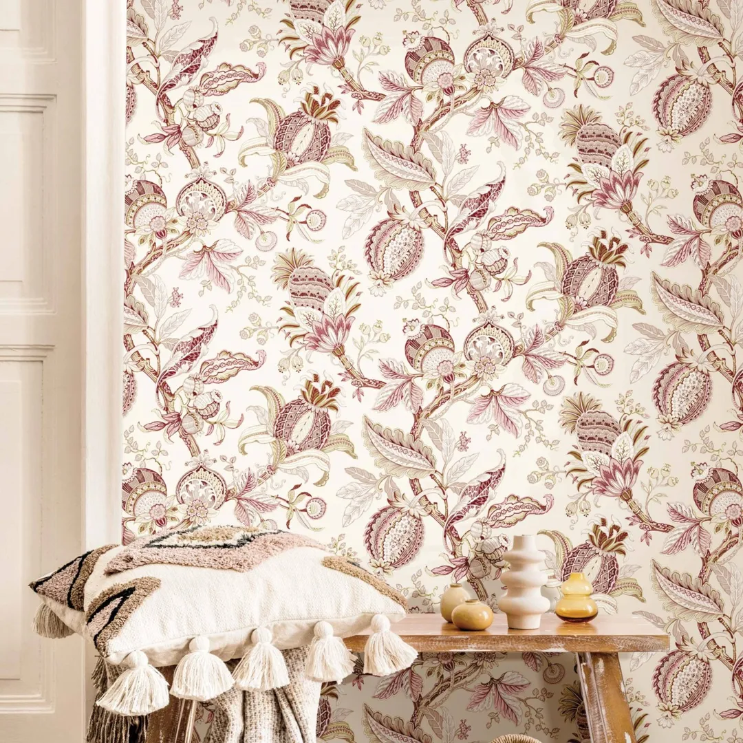 Blooming Garden - Carta da parato floreale classica su trama effetto tessuto.