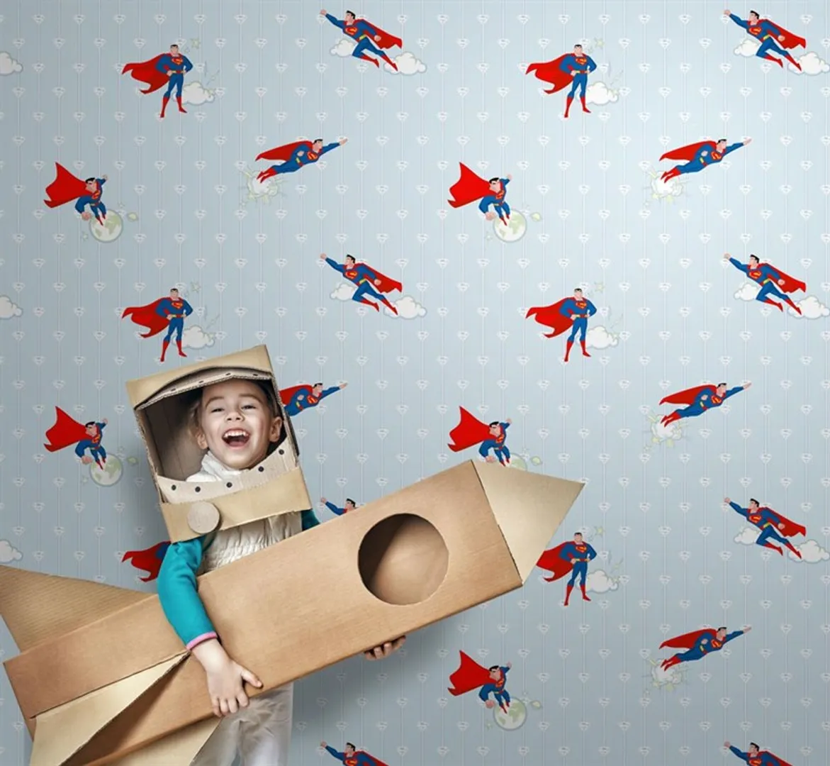 Ada Kids - Carta da parato rigato Supereroe Superman- Due referenze di colore. Rotoli grandi il doppio