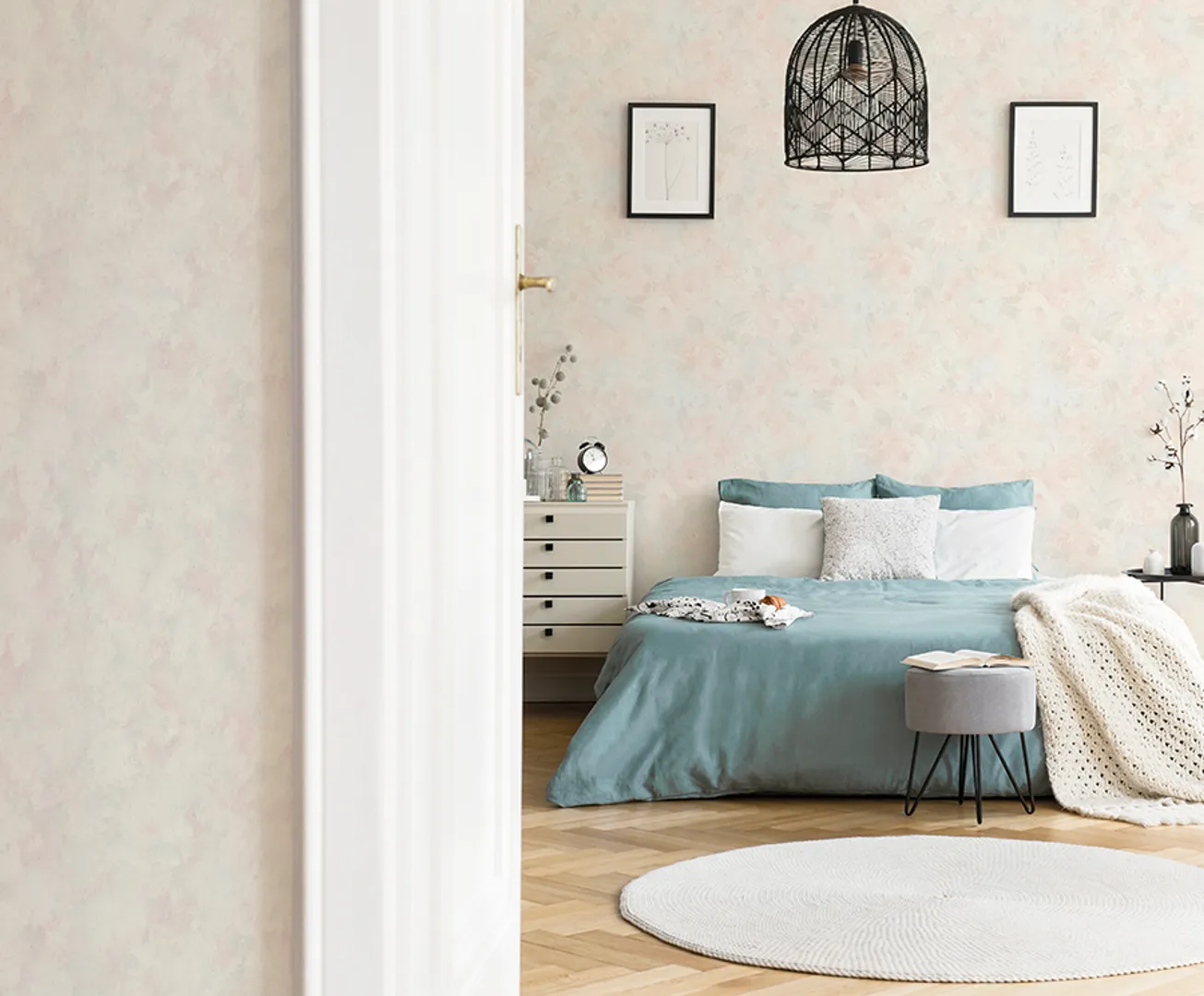 Satin Flowers - Carta da parati floreale per ambienti classici contemporanei.